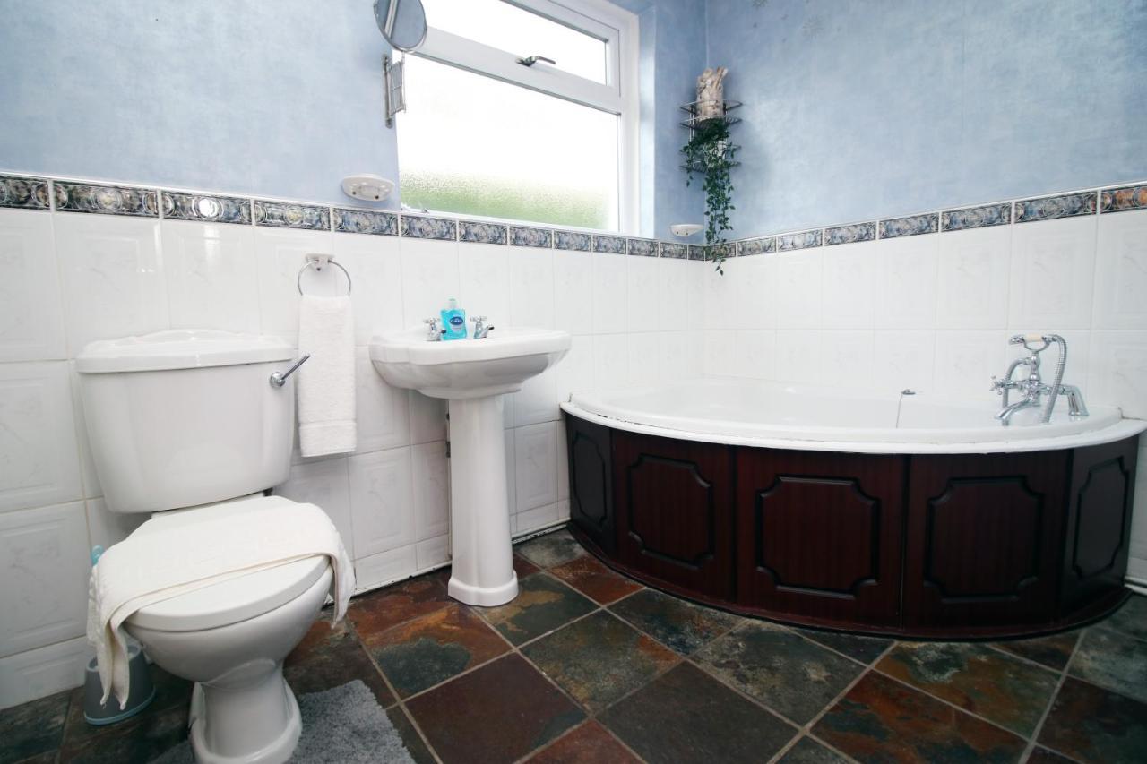 Becky'S Bungalow By Ty Sa -Spacious 4 Bed Bungalow Cardiff Bagian luar foto